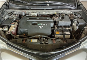 Подержанный автомобиль Toyota RAV4 2015 года (18 фото)