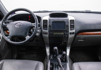 Подержанный автомобиль Toyota Land Cruiser Prado 2005 года (14 фото)