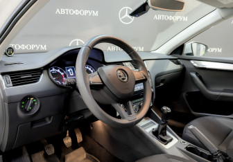 Подержанный автомобиль Skoda Octavia Liftback 2019 года (16 фото)