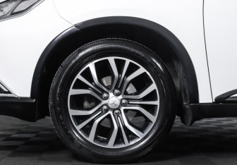 Подержанный автомобиль Mitsubishi Outlander 2015 года (25 фото)