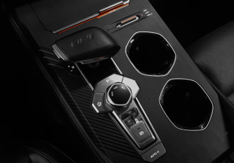 Подержанный автомобиль Changan UNI-K 2023 года (19 фото)