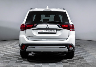 Подержанный автомобиль Mitsubishi Outlander 2020 года (6 фото)