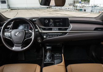 Подержанный автомобиль Lexus ES 2021 года (14 фото)