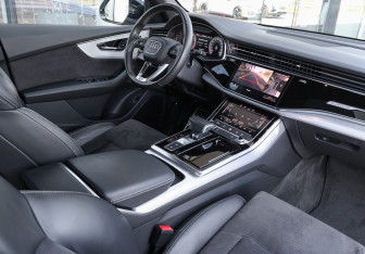 Подержанный автомобиль Audi Q8 2018 года (10 фото)