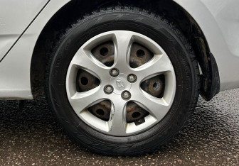 Подержанный автомобиль Hyundai Solaris Sedan 2012 года (16 фото)