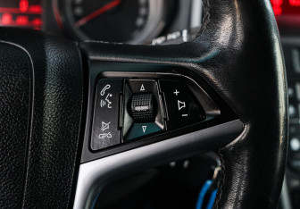 Подержанный автомобиль Opel Astra Hatchback 2014 года (14 фото)