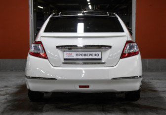 Подержанный автомобиль Nissan Teana 2012 года (6 фото)