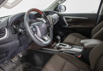 Подержанный автомобиль Toyota Fortuner 2018 года (10 фото)