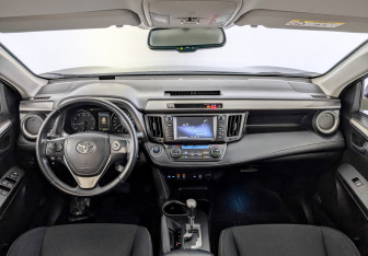 Подержанный автомобиль Toyota RAV4 2018 года (15 фото)