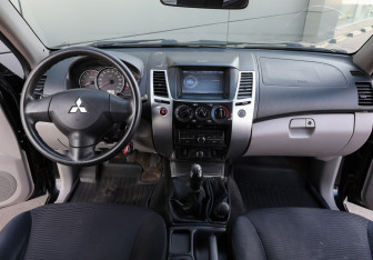 Подержанный автомобиль Mitsubishi Pajero Sport 2013 года (11 фото)