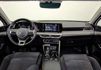 Подержанный автомобиль Kia K5 2021 года (14 фото)