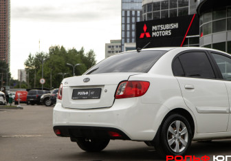 Подержанный автомобиль Kia Rio Sedan 2011 года (14 фото)