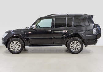 Подержанный автомобиль Mitsubishi Pajero 2017 года (8 фото)