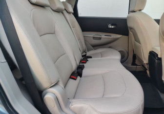 Подержанный автомобиль Nissan Qashqai+2 2010 года (11 фото)