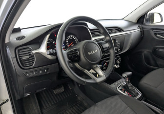 Подержанный автомобиль Kia Rio Hatchback 2022 года (16 фото)