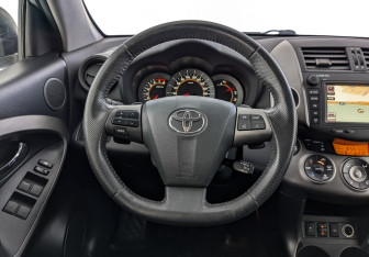Подержанный автомобиль Toyota RAV4 2012 года (22 фото)