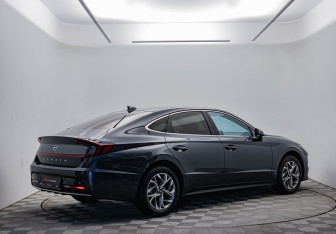Подержанный автомобиль Hyundai Sonata 2022 года (5 фото)