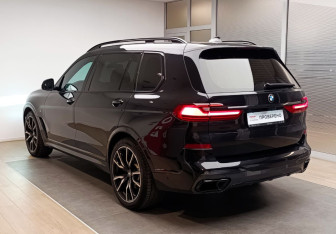 Подержанный автомобиль BMW X7 2021 года (6 фото)