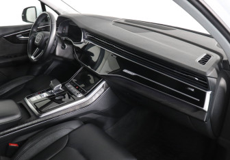 Подержанный автомобиль Audi Q7 2021 года (10 фото)