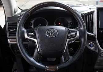 Подержанный автомобиль Toyota Land Cruiser Suv 2016 года (17 фото)
