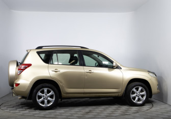 Подержанный автомобиль Toyota RAV4 2010 года (4 фото)