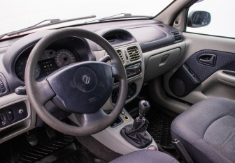 Подержанный автомобиль Renault Symbol 2006 года (9 фото)