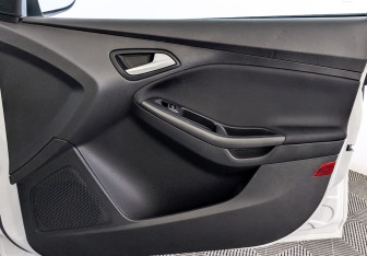 Подержанный автомобиль Ford Focus Hatchback 2017 года (25 фото)