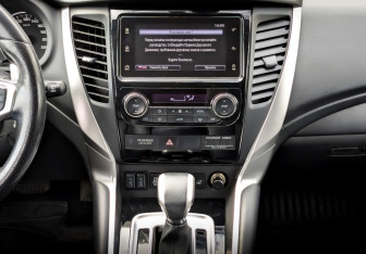 Подержанный автомобиль Mitsubishi Pajero Sport 2019 года (15 фото)