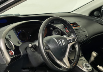Подержанный автомобиль Honda Civic Hatchback 2008 года (13 фото)