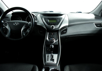 Подержанный автомобиль Hyundai Elantra Sedan 2012 года (9 фото)