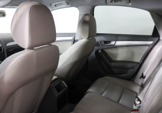 Подержанный автомобиль Audi A4 Sedan 2011 года (12 фото)