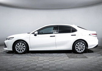 Подержанный автомобиль Toyota Camry Sedan 2019 года (8 фото)