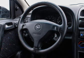 Подержанный автомобиль Opel Astra Hatchback 2001 года (15 фото)