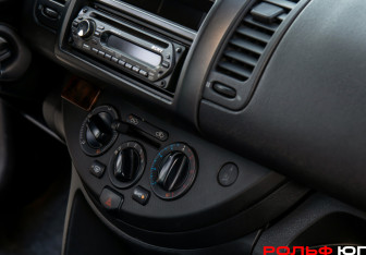 Подержанный автомобиль Nissan Note 2008 года (12 фото)