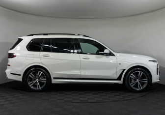 Подержанный автомобиль BMW X7 2022 года (6 фото)