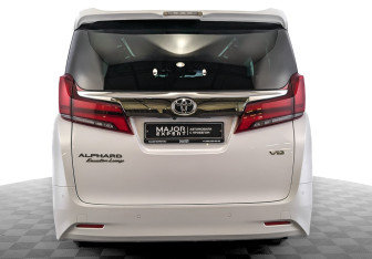 Подержанный автомобиль Toyota Alphard 2021 года (6 фото)
