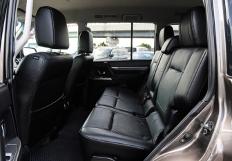 Подержанный автомобиль Mitsubishi Pajero 2011 года (9 фото)