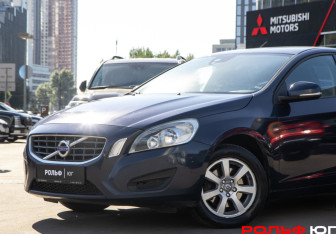 Подержанный автомобиль Volvo S60 2011 года (15 фото)