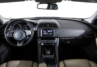Подержанный автомобиль Jaguar F-Pace 2017 года (17 фото)