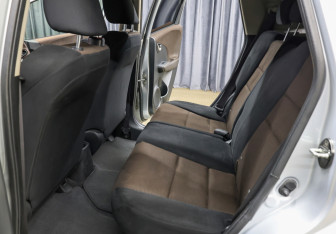 Подержанный автомобиль Honda Fit Shuttle 2012 года (11 фото)