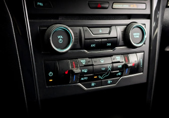 Подержанный автомобиль Ford Explorer 2018 года (26 фото)