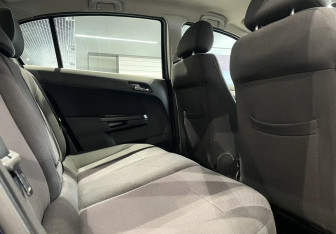Подержанный автомобиль Opel Astra Sedan 2008 года (12 фото)