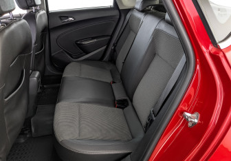 Подержанный автомобиль Opel Astra Hatchback 2012 года (18 фото)