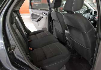 Подержанный автомобиль Ford Focus Hatchback 2010 года (12 фото)