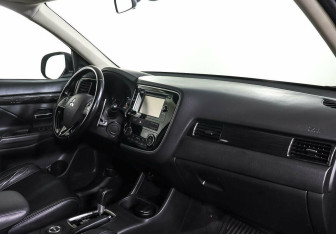 Подержанный автомобиль Mitsubishi Outlander 2016 года (6 фото)