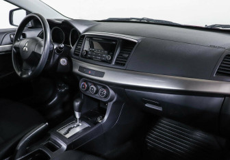 Подержанный автомобиль Mitsubishi Lancer Sedan 2014 года (5 фото)