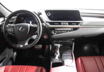 Подержанный автомобиль Lexus ES 2019 года (12 фото)