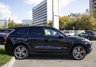 Подержанный автомобиль Porsche Cayenne 2012 года (4 фото)