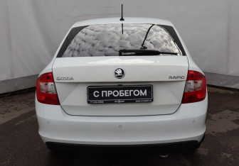 Подержанный автомобиль Skoda Rapid Liftback 2015 года (5 фото)