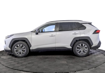 Подержанный автомобиль Toyota RAV4 2024 года (8 фото)